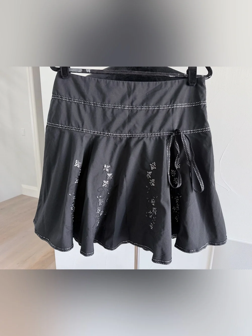 Vintage Black Embroidered A-Line Skirt waist 31” length 19” size M/L